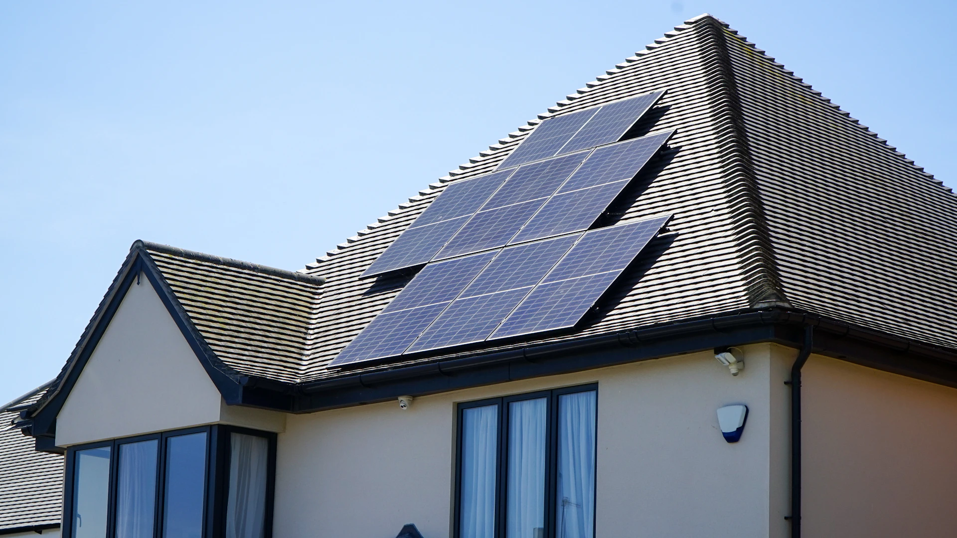 Einfamilienhaus mit Photovoltaik-Anlage auf dem Dach